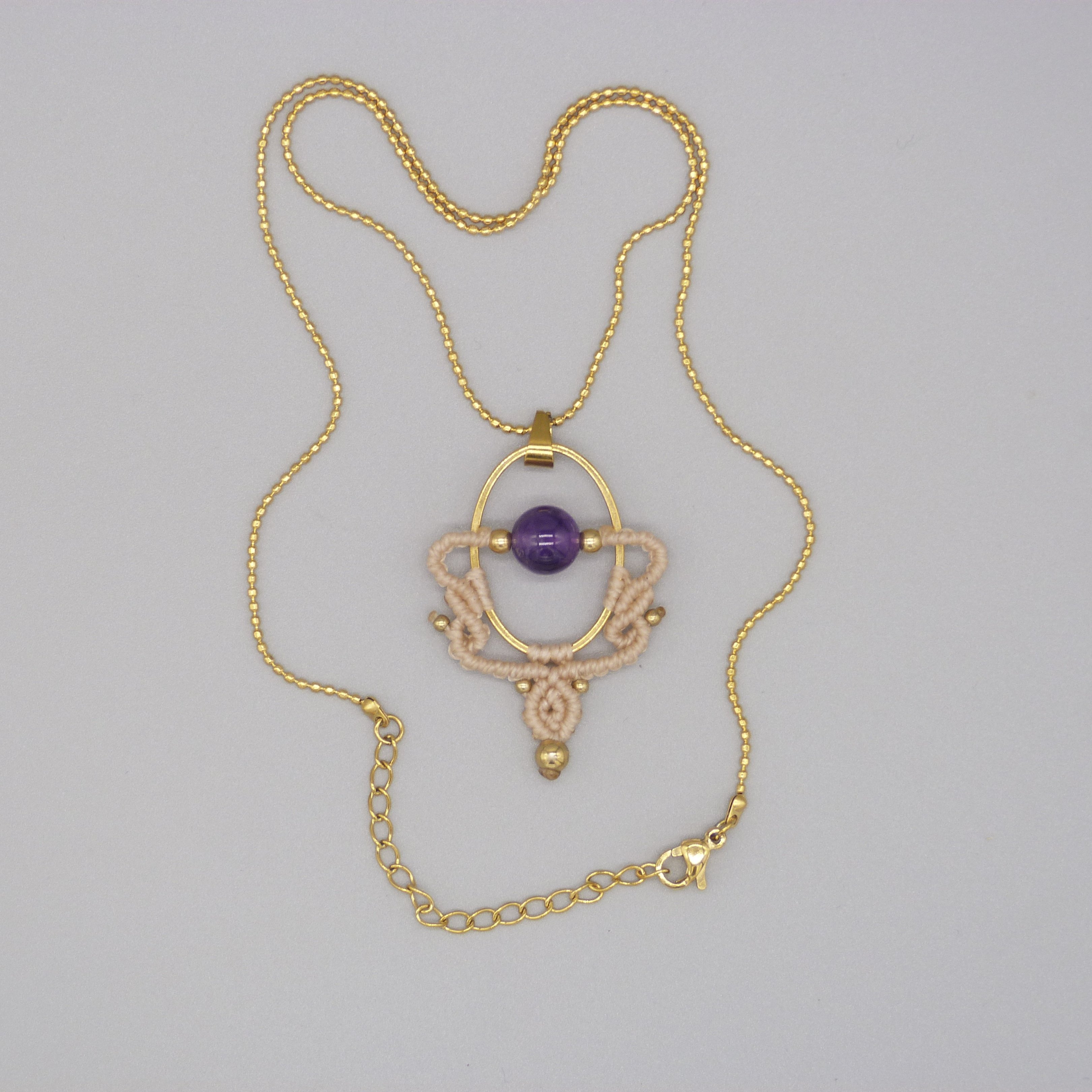Collier couleur sable en micro-macram&eacute;  avec une perle am&eacute;thyste