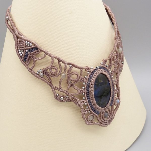 Taupefarbene Halskette aus Mikromakramee mit einem sch&ouml;nen Labradorit