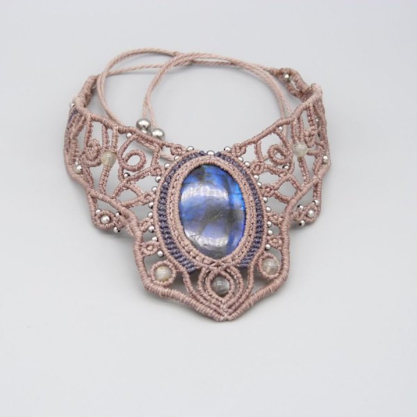 Taupefarbene Halskette aus Mikromakramee mit einem sch&ouml;nen Labradorit