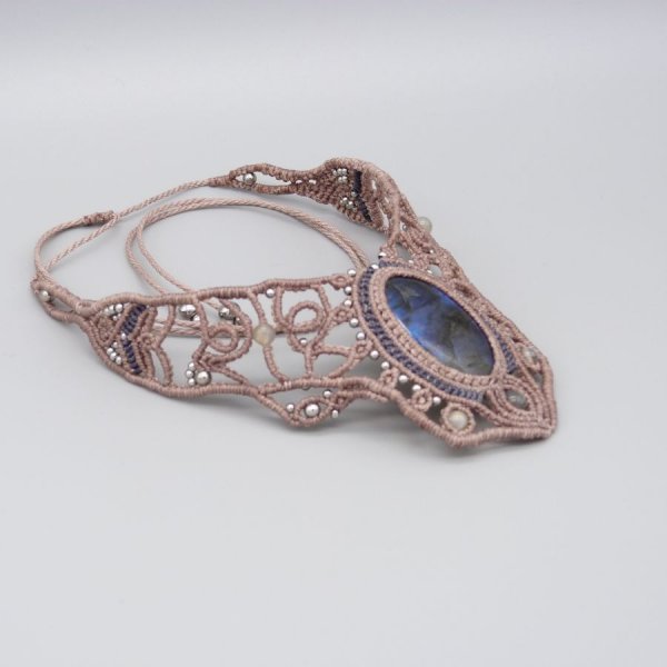 Taupefarbene Halskette aus Mikromakramee mit einem sch&ouml;nen Labradorit