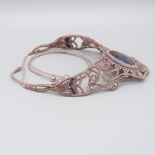 Taupefarbene Halskette aus Mikromakramee mit einem sch&ouml;nen Labradorit