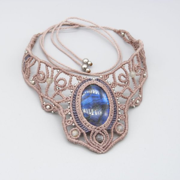 Taupefarbene Halskette aus Mikromakramee mit einem sch&ouml;nen Labradorit