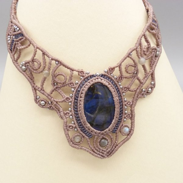 Taupefarbene Halskette aus Mikromakramee mit einem sch&ouml;nen Labradorit