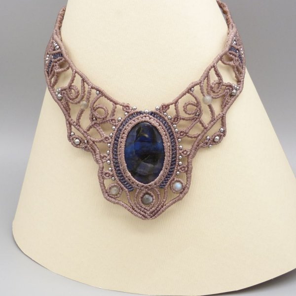 Taupefarbene Halskette aus Mikromakramee mit einem sch&ouml;nen Labradorit