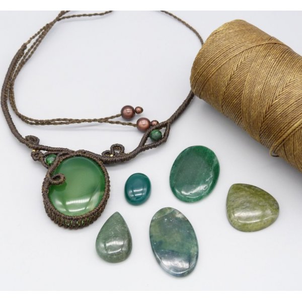 Schokoladenbraune Halskette aus Mikro-Makramee mit einem gr&uuml;nen Edelstein