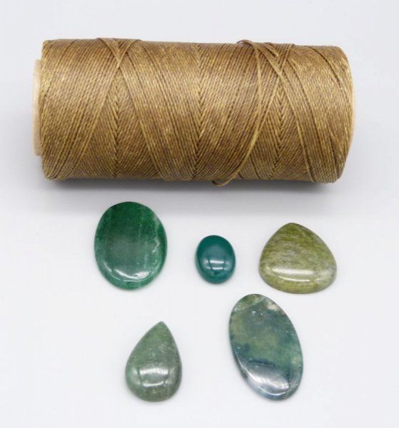 Schokoladenbraune Halskette aus Mikro-Makramee mit einem gr&uuml;nen Edelstein