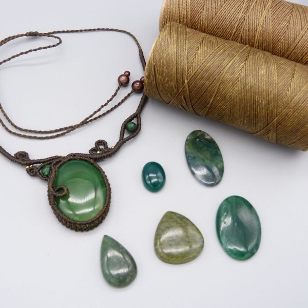 Schokoladenbraune Halskette aus Mikro-Makramee mit einem gr&uuml;nen Edelstein