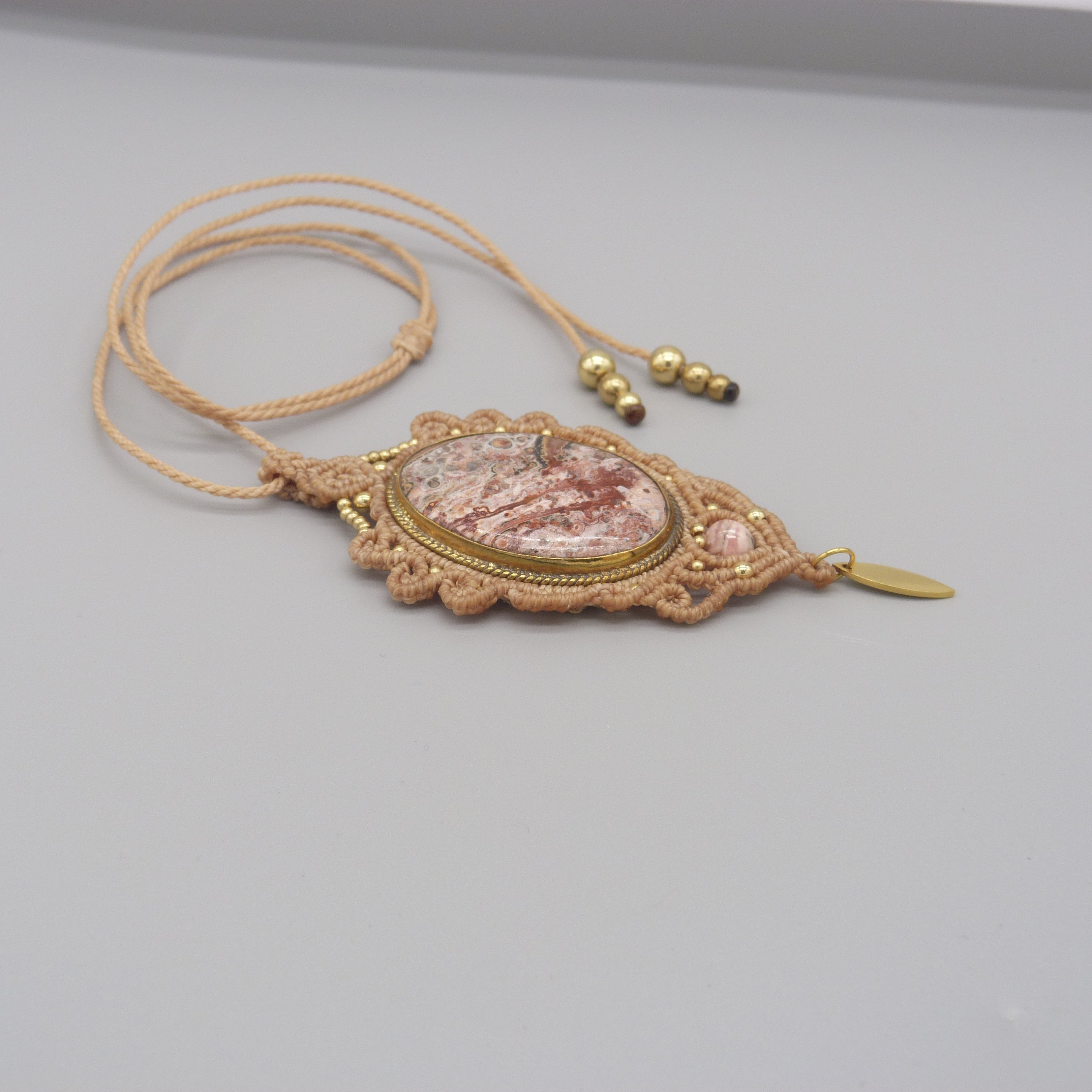 Hellgraue Mikro-Makramee-Halskette mit einem Naturstein, dem Dendriten