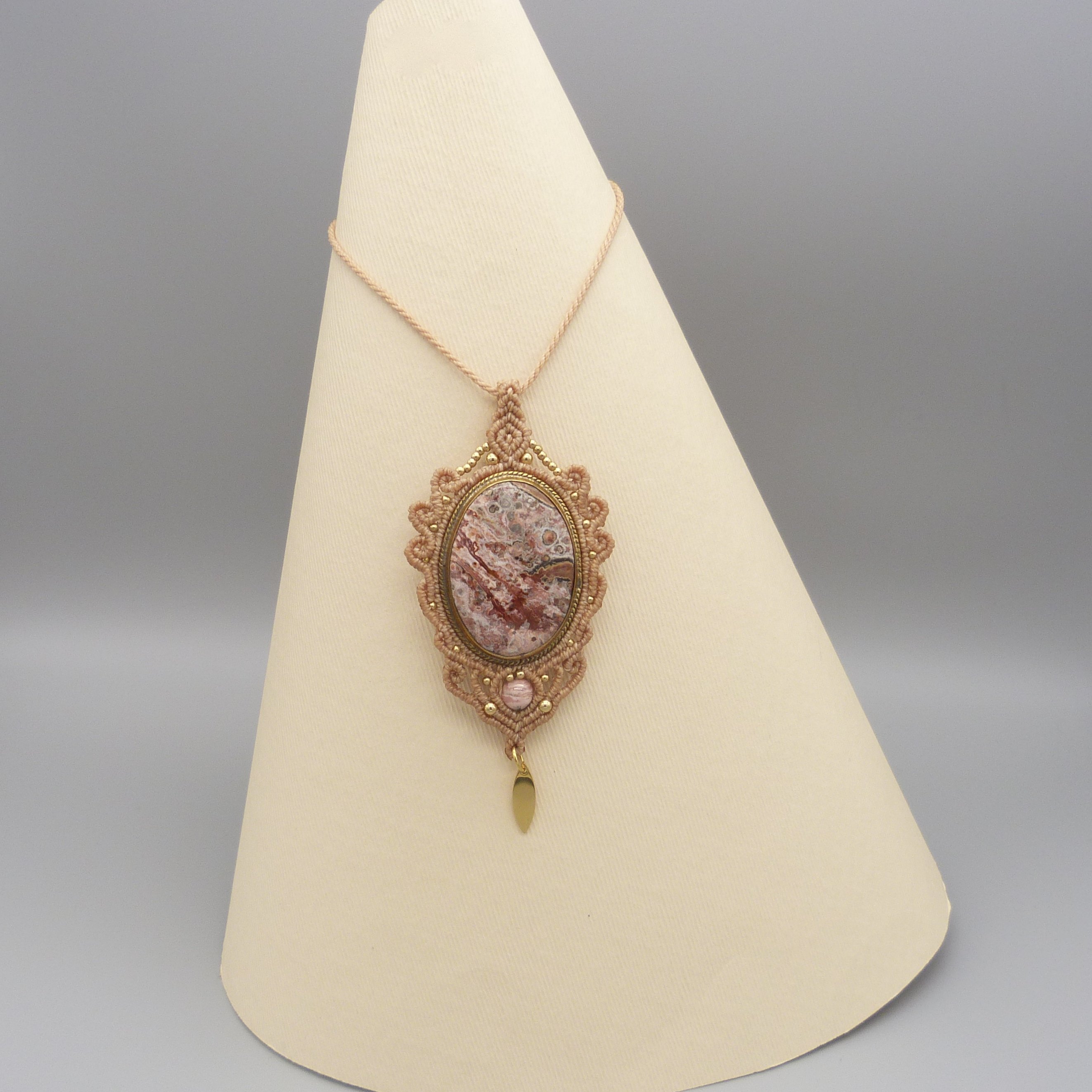 Hellgraue Mikro-Makramee-Halskette mit einem Naturstein, dem Dendriten