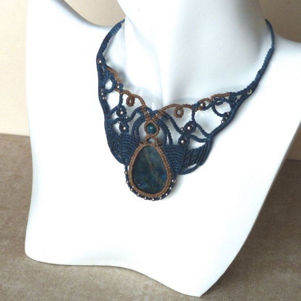 Halskette aus Mikromakramee in Blau Ente Beige mit einem Apatit