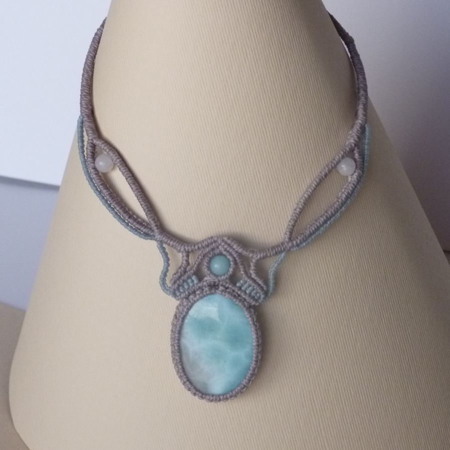 Halskette aus taupegrauem/gefrorenem blauem Mikro-Makramee mit einem natürlichen Edelstein in sanften Weiß- und Hellblau-Nuancen als Mittelstück.