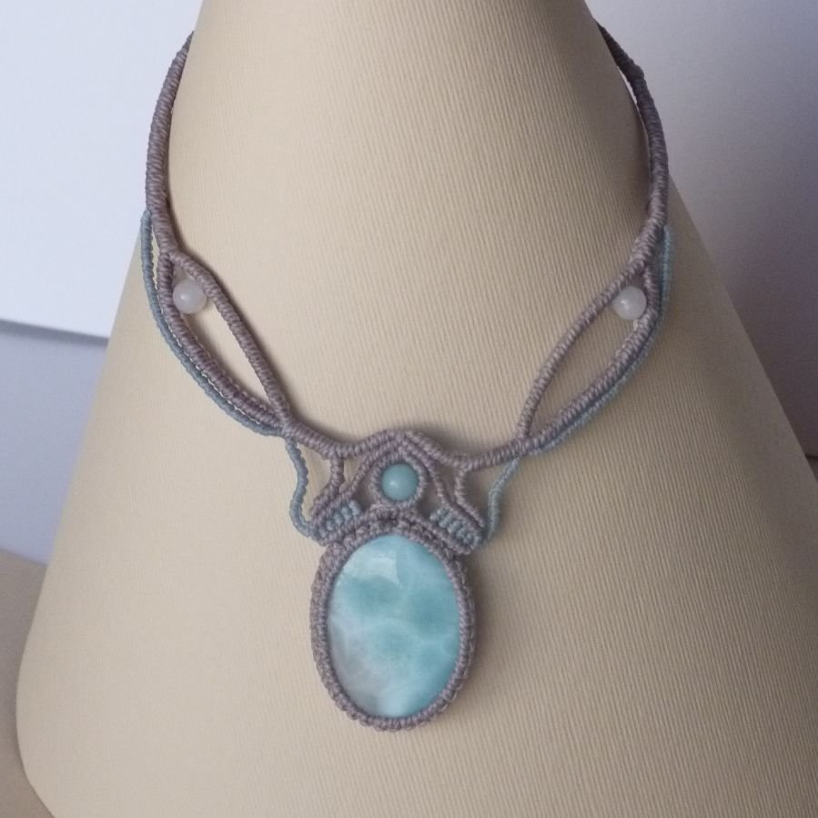 Halskette aus taupegrauem/gefrorenem blauem Mikro-Makramee mit einem natürlichen Edelstein in sanften Weiß- und Hellblau-Nuancen als Mittelstück.