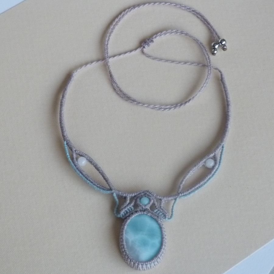 Halskette aus taupegrauem/gefrorenem blauem Mikro-Makramee mit einem natürlichen Edelstein in sanften Weiß- und Hellblau-Nuancen als Mittelstück.