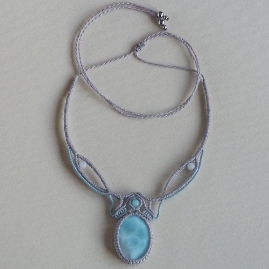 Halskette aus taupegrauem/gefrorenem blauem Mikro-Makramee mit einem natürlichen Edelstein in sanften Weiß- und Hellblau-Nuancen als Mittelstück.