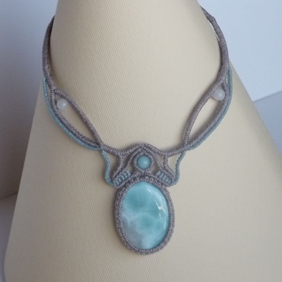 Halskette aus taupegrauem/gefrorenem blauem Mikro-Makramee mit einem natürlichen Edelstein in sanften Weiß- und Hellblau-Nuancen als Mittelstück.