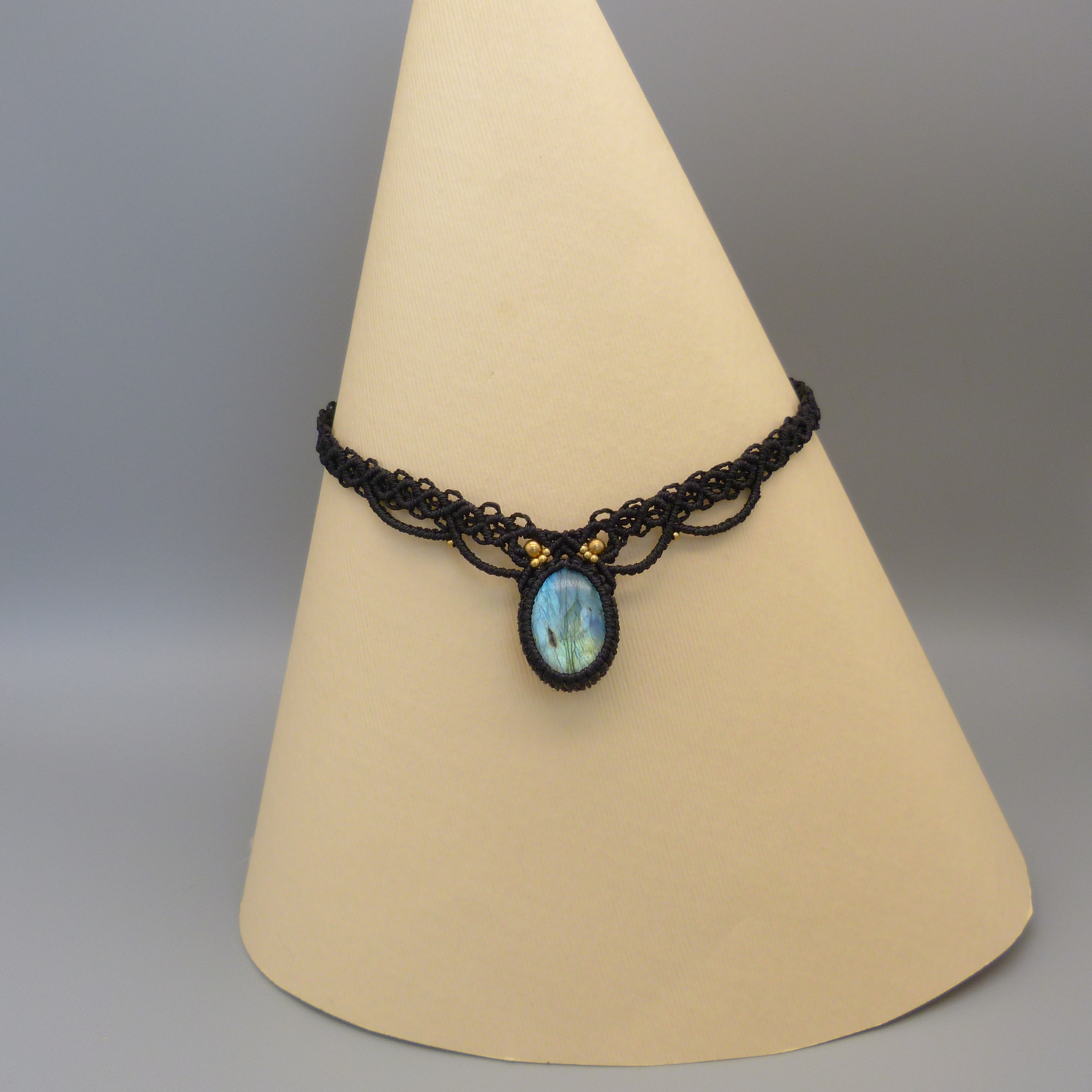 Collier ras-du-cou en micro-macramé noir avec pierre labradorite.