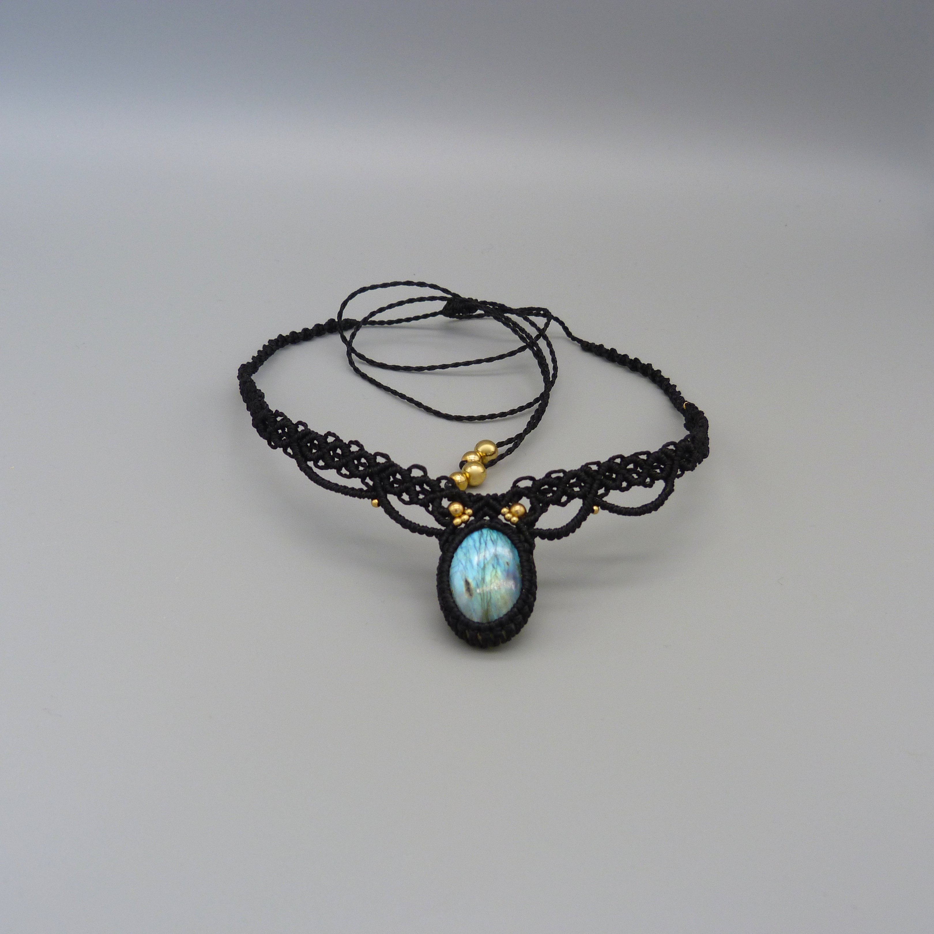 Collier en micro-macramé ras-du-cou avec une labradorite 