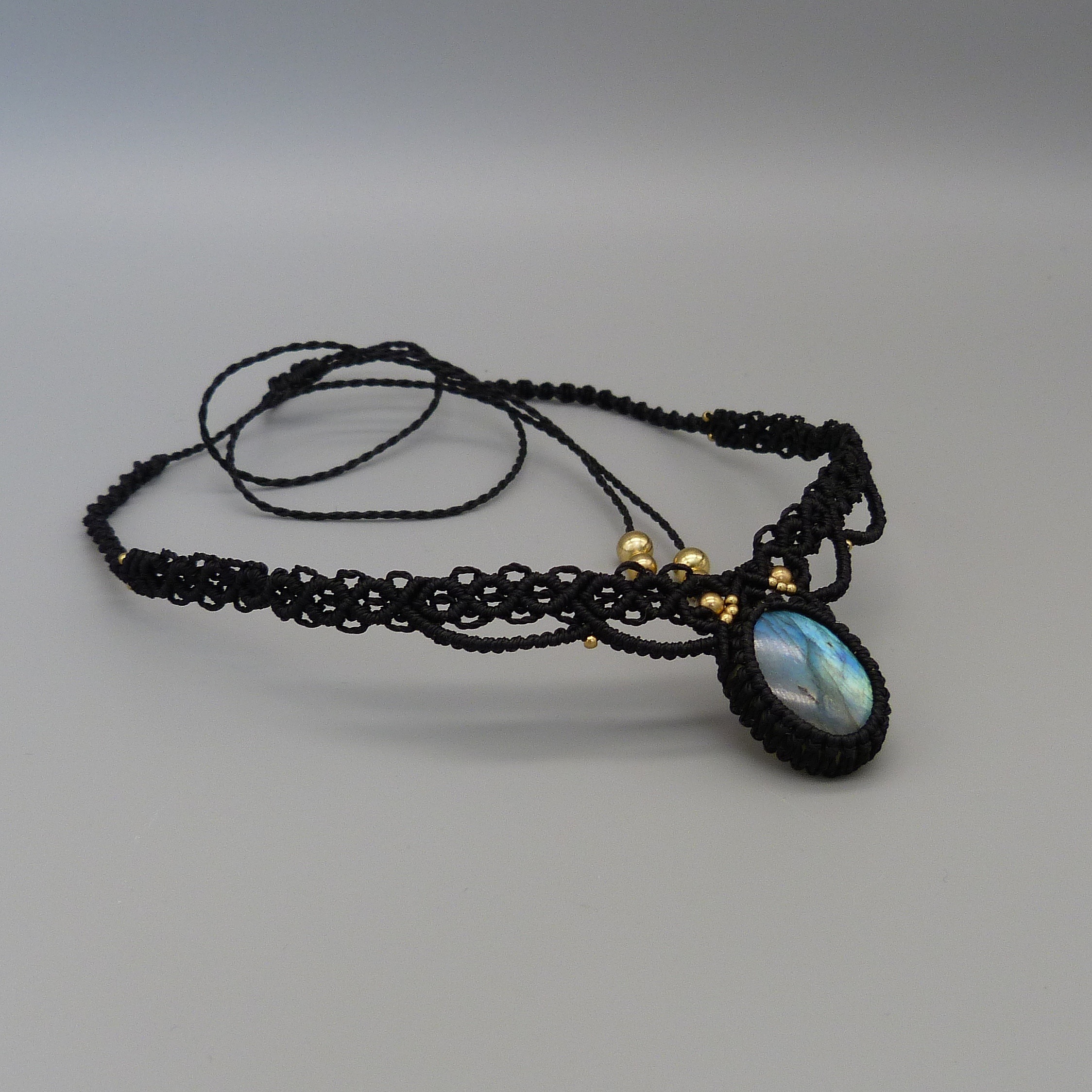 Collier ras-du-cou en micro-macramé noir avec pierre labradorite.