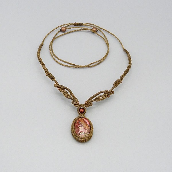 Collier en micro-macram&eacute; vert kaki avec un cabochon jaspe imp&eacute;rial