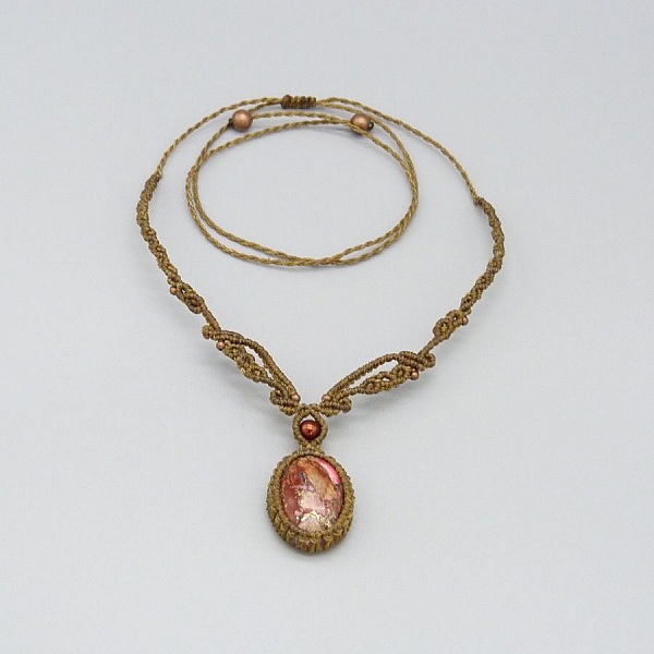 Collier en micro-macram&eacute; vert kaki avec un cabochon jaspe imp&eacute;rial