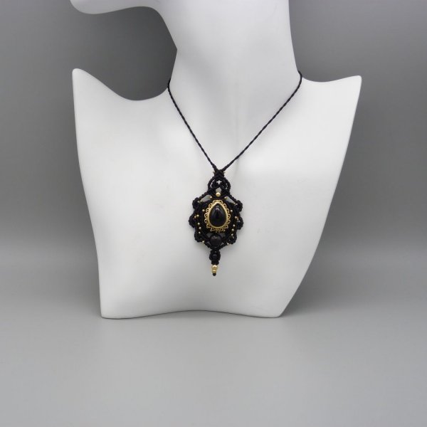 collier noir en micro-macram&eacute; avec une obsidienne sertie de m&eacute;tal dor&eacute;