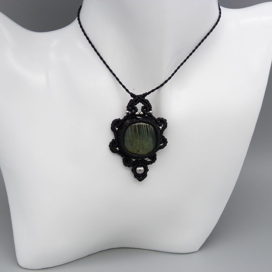 Collier noir en micro-macramé avec une labradorite