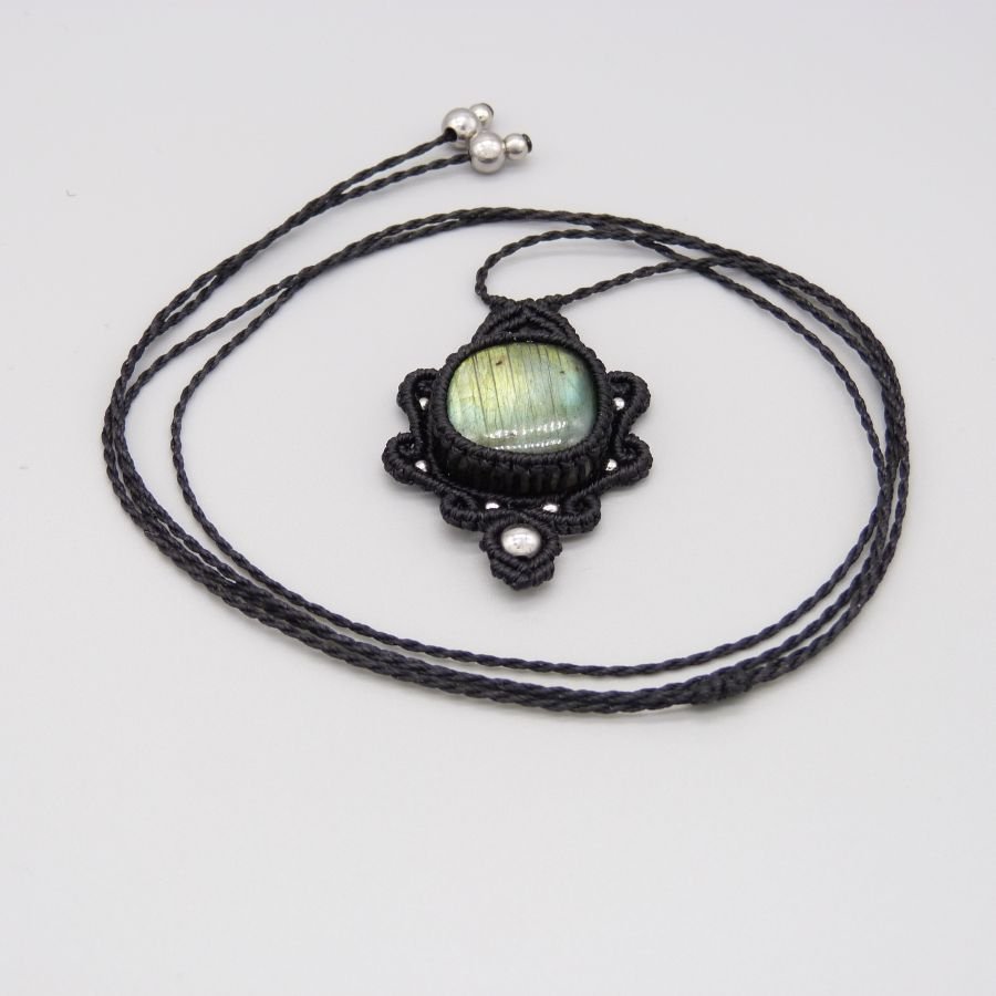 Collier noir en micro-macramé avec une labradorite