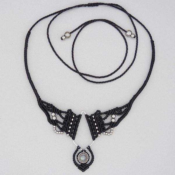 Schwarze Halskette aus Mikro-Makramee mit einem gefassten Labradorit