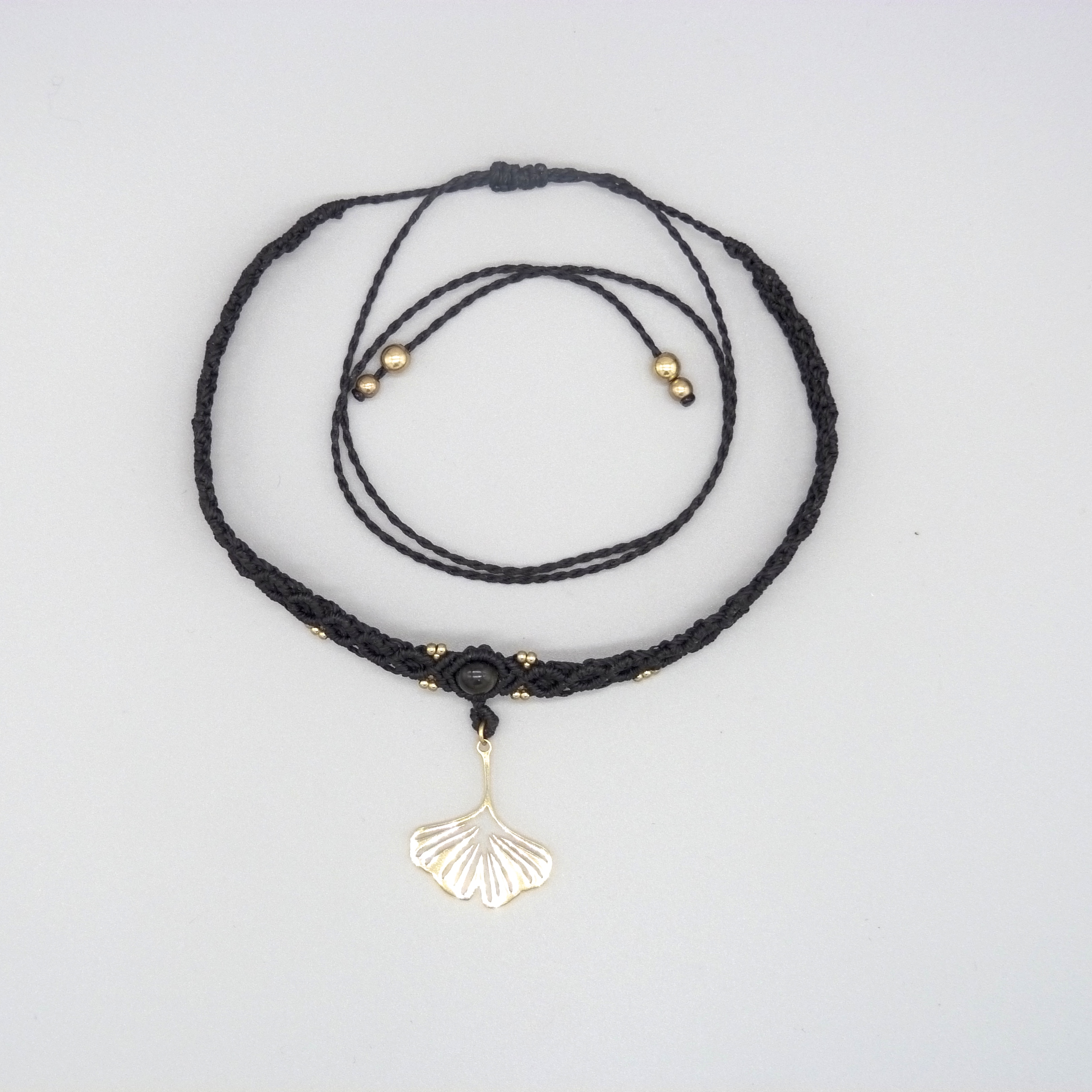 Collier noir en micro-macramé ras-du-cou avec une feuille de ginkgo biloba 