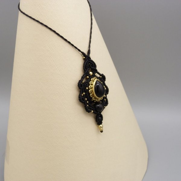 collier noir en micro-macram&eacute; avec une obsidienne sertie de m&eacute;tal dor&eacute;
