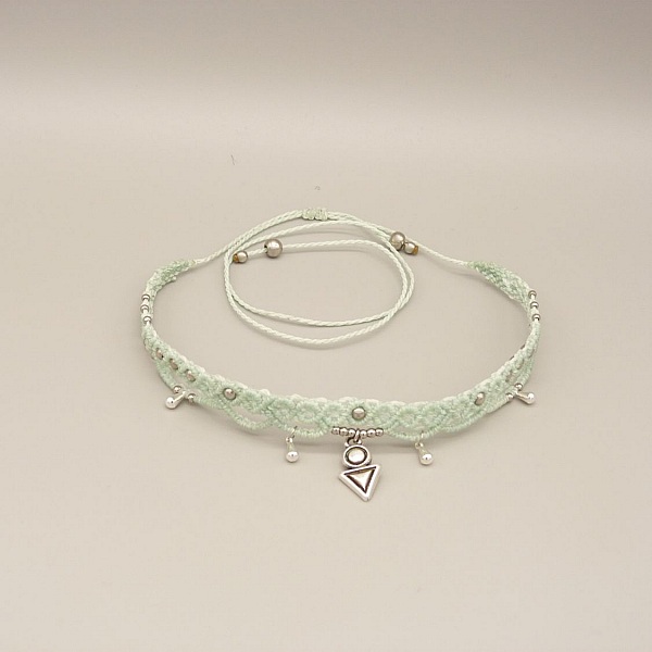 Halskette mit Rundhalsausschnitt aus mintgr&uuml;nem Mikro-Makramee