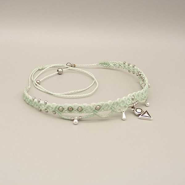 Halskette mit Rundhalsausschnitt aus mintgr&uuml;nem Mikro-Makramee