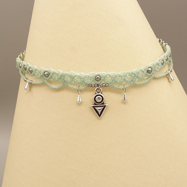 Halskette mit Rundhalsausschnitt aus mintgr&uuml;nem Mikro-Makramee