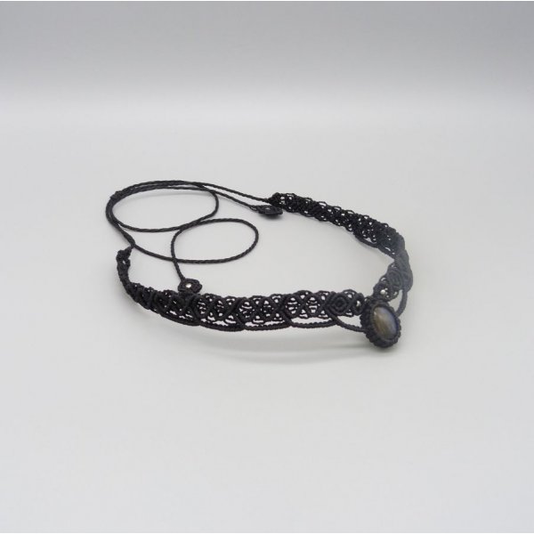 Collier ras de cou noir en micro-macram&eacute; avec une labradorite