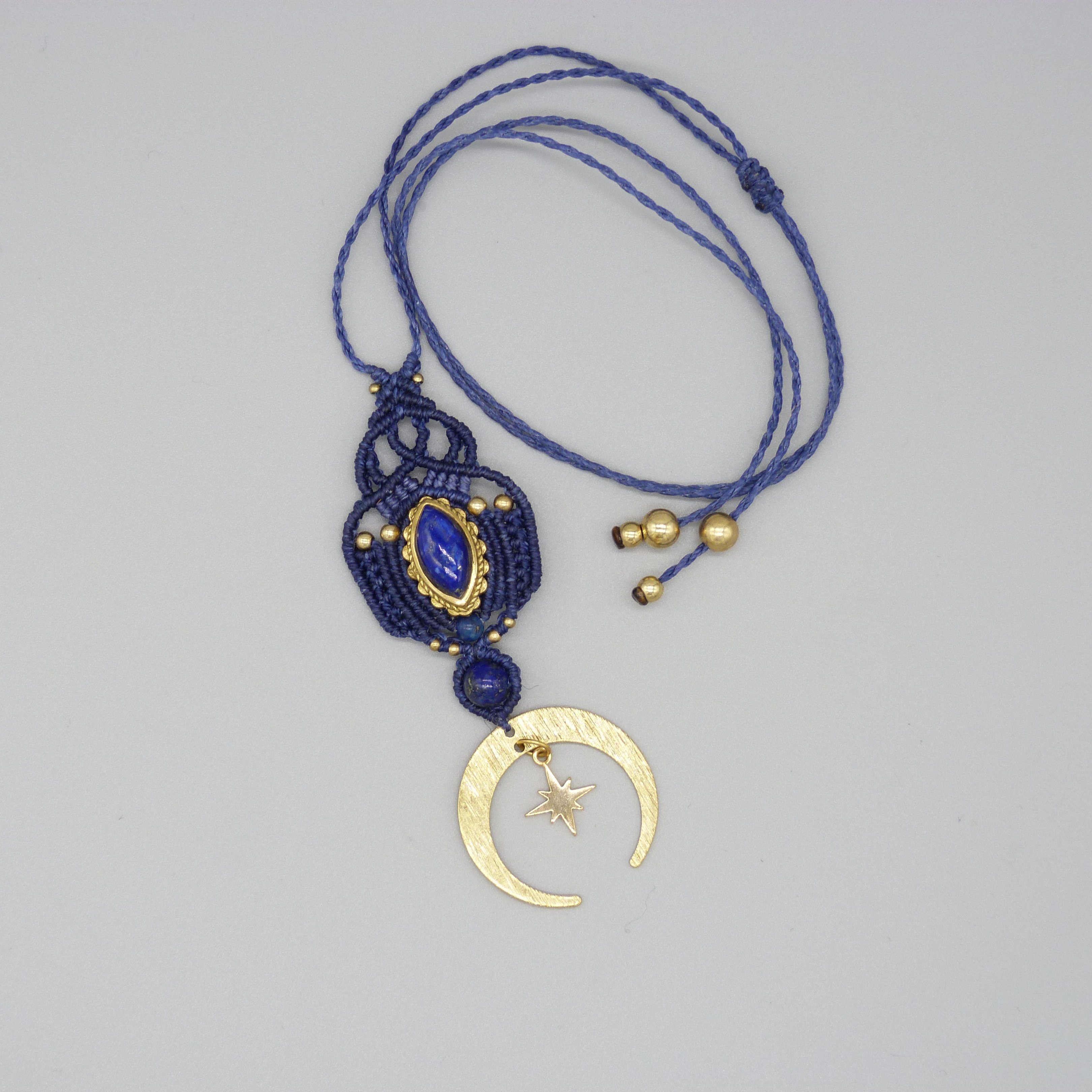 collier sautoir bleu en micro-macram&eacute; avec un lapis lazuli serti de laiton