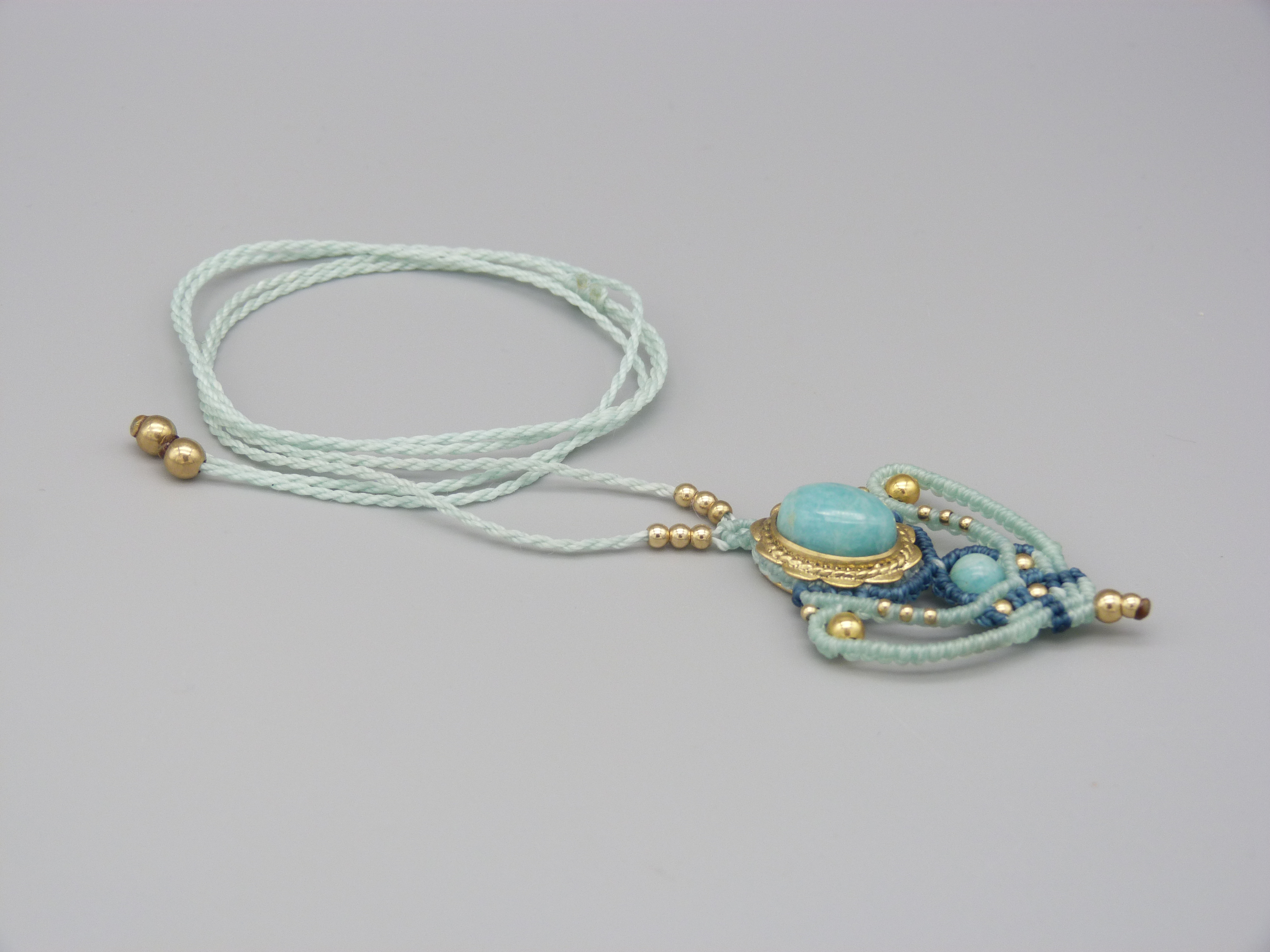 collier sautoir couleur menthe à l'eau en micro-macramé avec une amazonite sertie de laiton