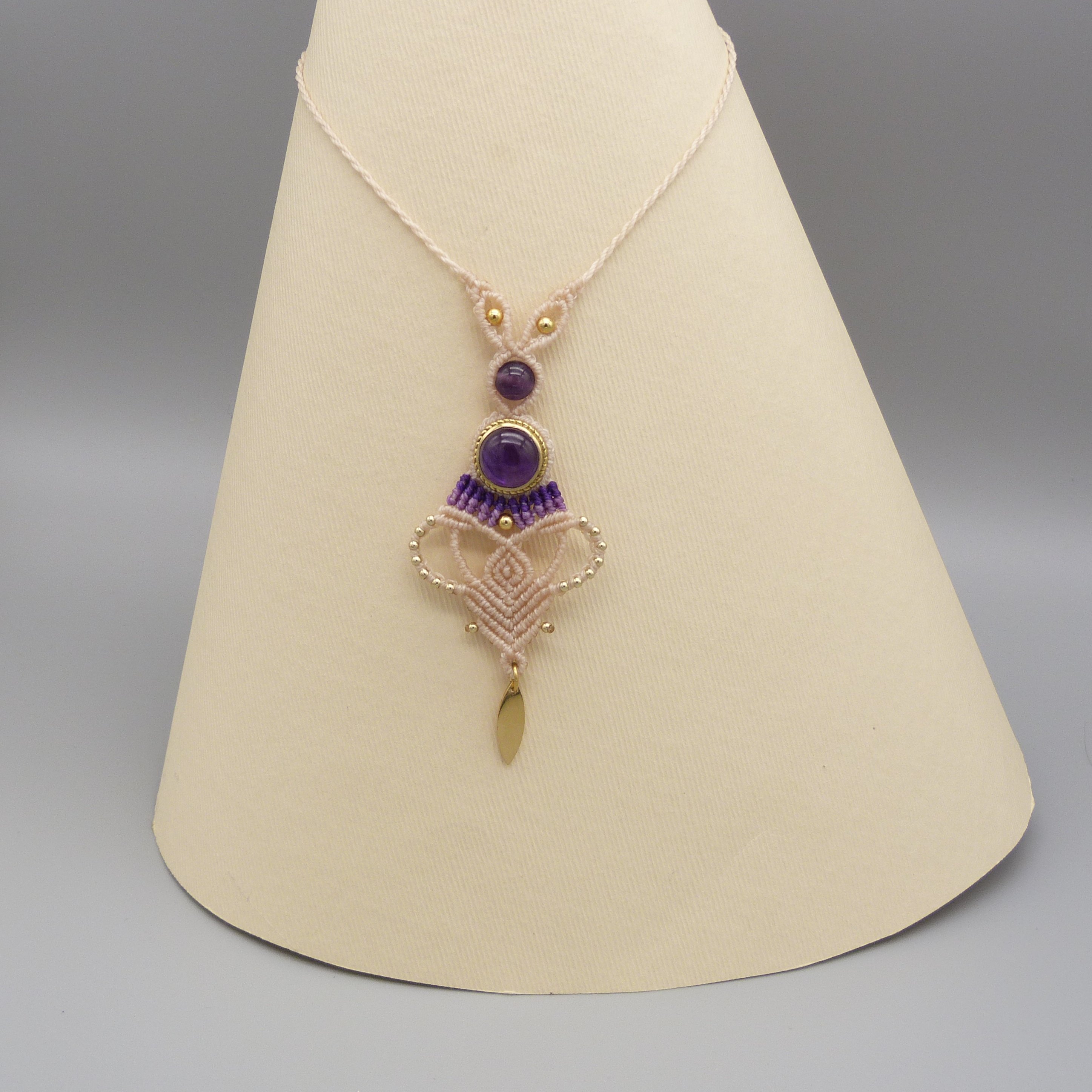 collier sautoir couleur sable et violet en micro-macramé avec une améthyste sertie de laiton