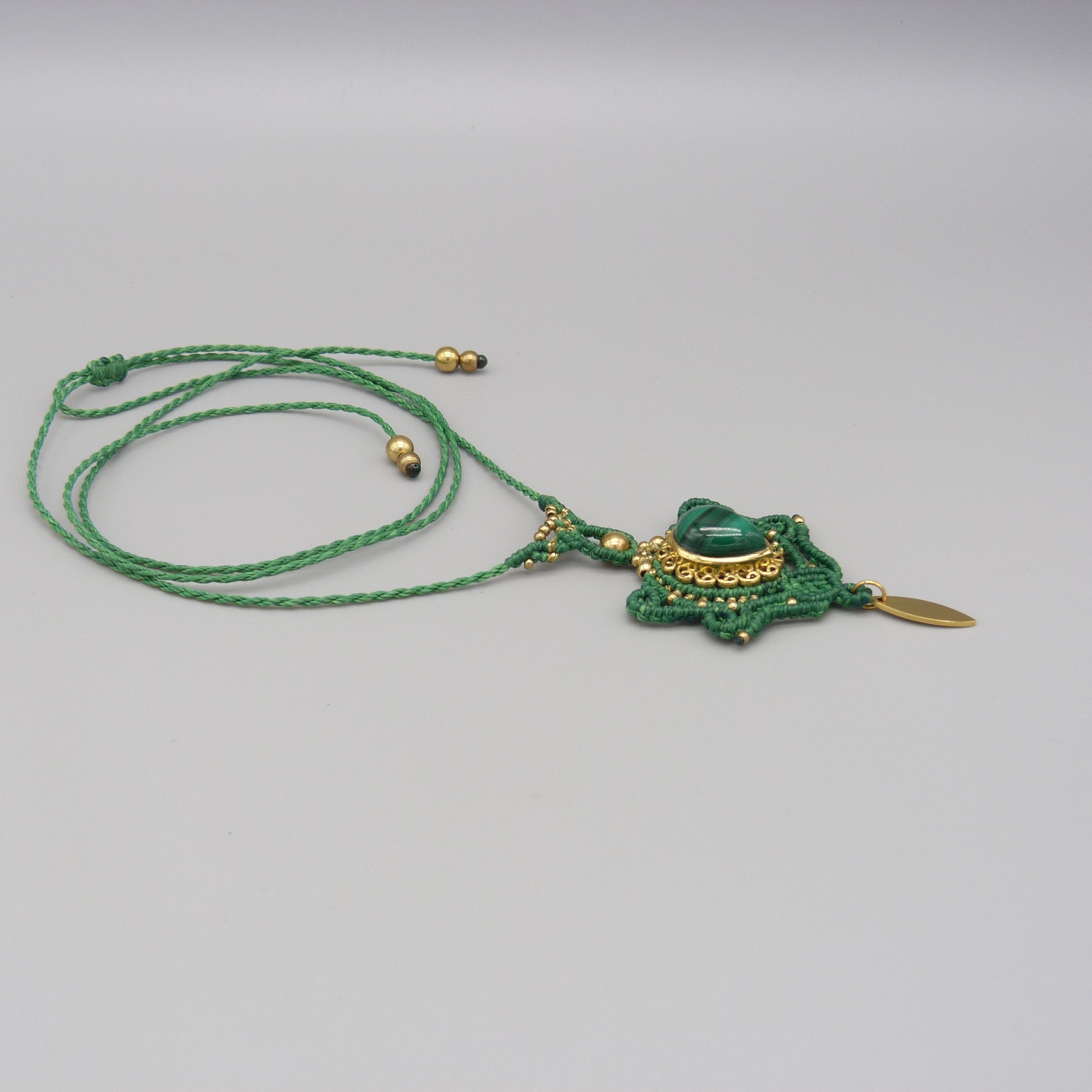 collier sautoir vert en micro-macram&eacute; avec une malachite sertie de laiton