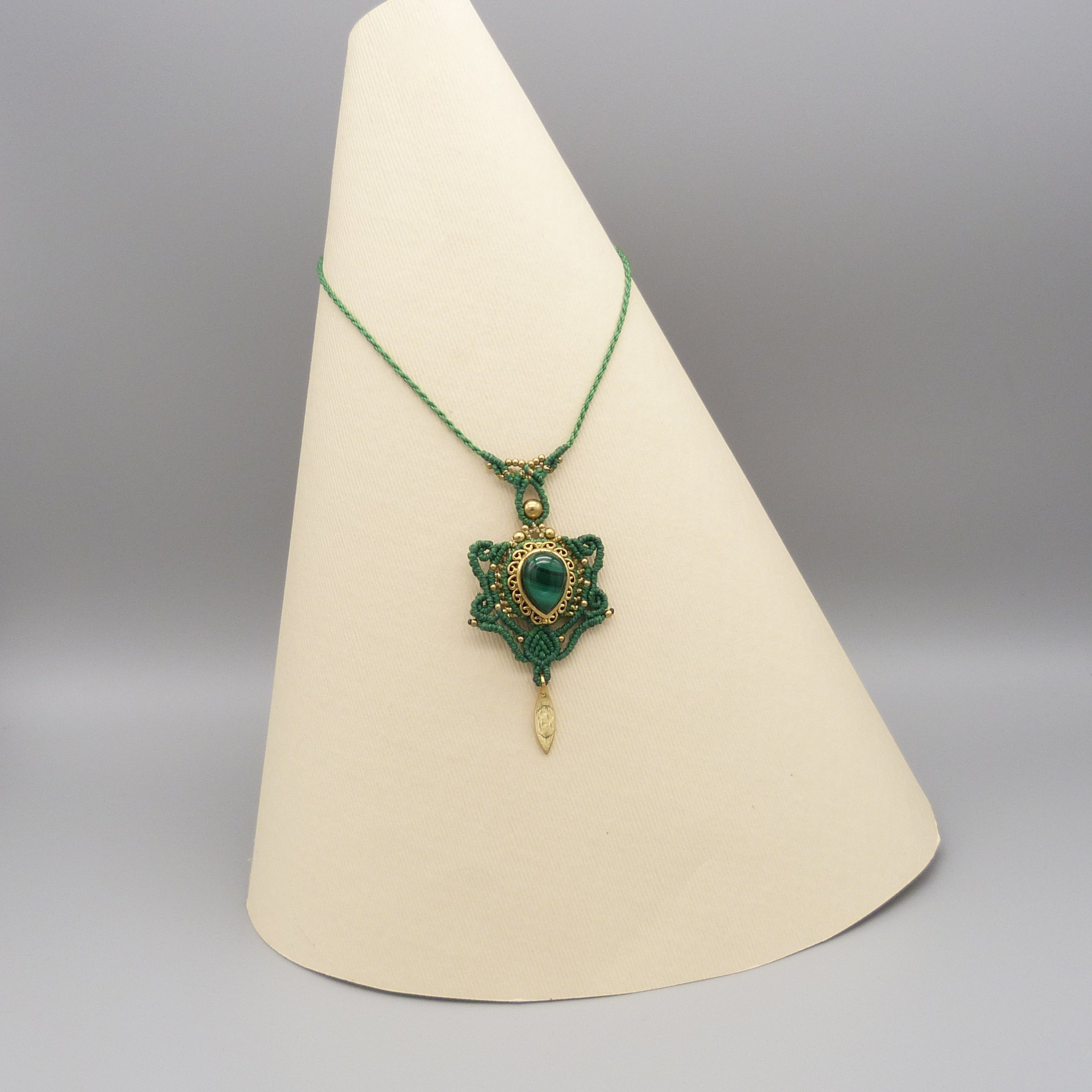 collier sautoir vert en micro-macram&eacute; avec une malachite sertie de laiton