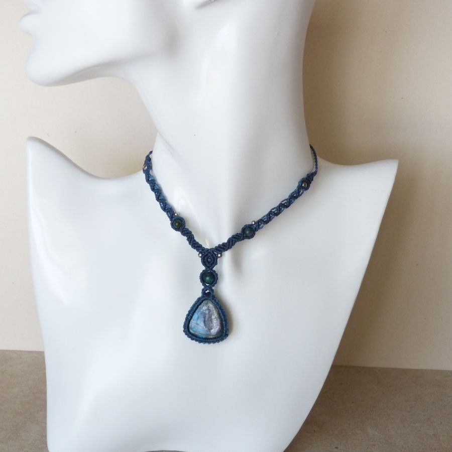 Blauton-Halskette aus Mikromakramee mit einem Chrysokoll
