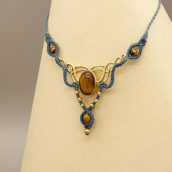 Entengr&uuml;ne Halskette aus Mikromakramee mit einem eingefassten Tigerauge