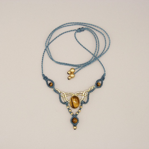 Entengr&uuml;ne Halskette aus Mikromakramee mit einem eingefassten Tigerauge