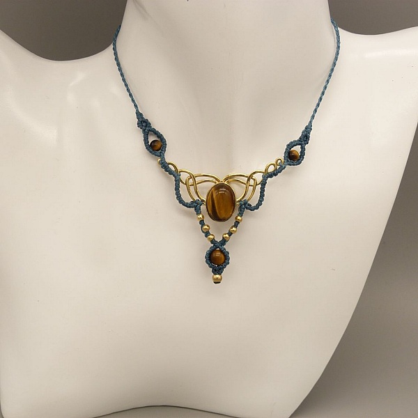 Entengr&uuml;ne Halskette aus Mikromakramee mit einem eingefassten Tigerauge