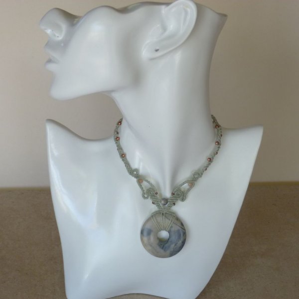 Wassergr&uuml;ne Halskette aus Mikromakramee mit einem Naturstein, dem Picasso-Jaspis, als Mittelst&uuml;ck