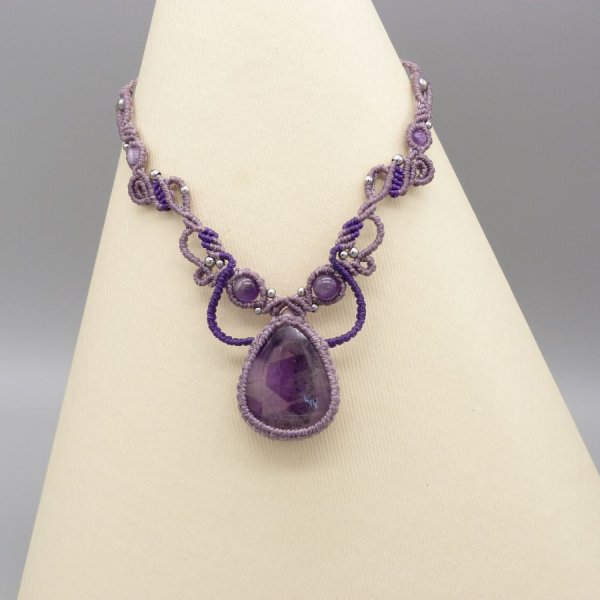 Violette Halskette aus Mikromakramee mit einem Amethyst