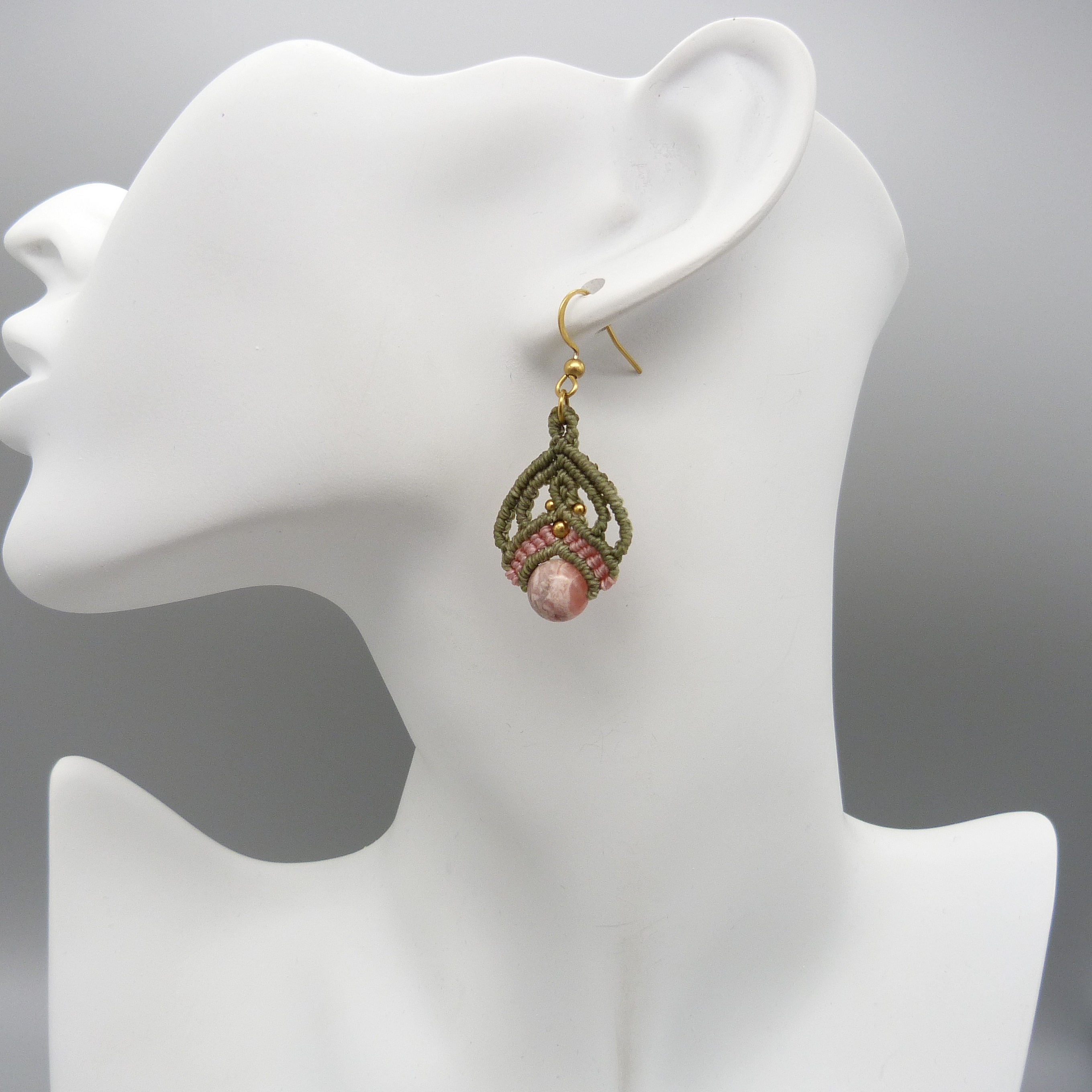 Paire de boucles d'oreilles bleues avec des perles en rhodochrosite