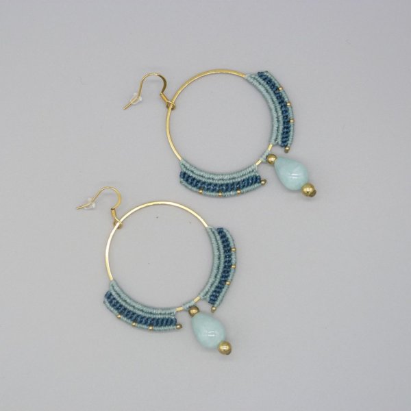 Paire de boucles d'oreilles cr&eacute;oles vert menthe &agrave; l'eau/bleu canard en micro-macram&eacute;