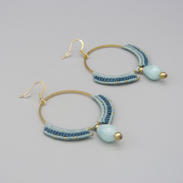 Paire de boucles d'oreilles cr&eacute;oles vert menthe &agrave; l'eau/bleu canard en micro-macram&eacute;