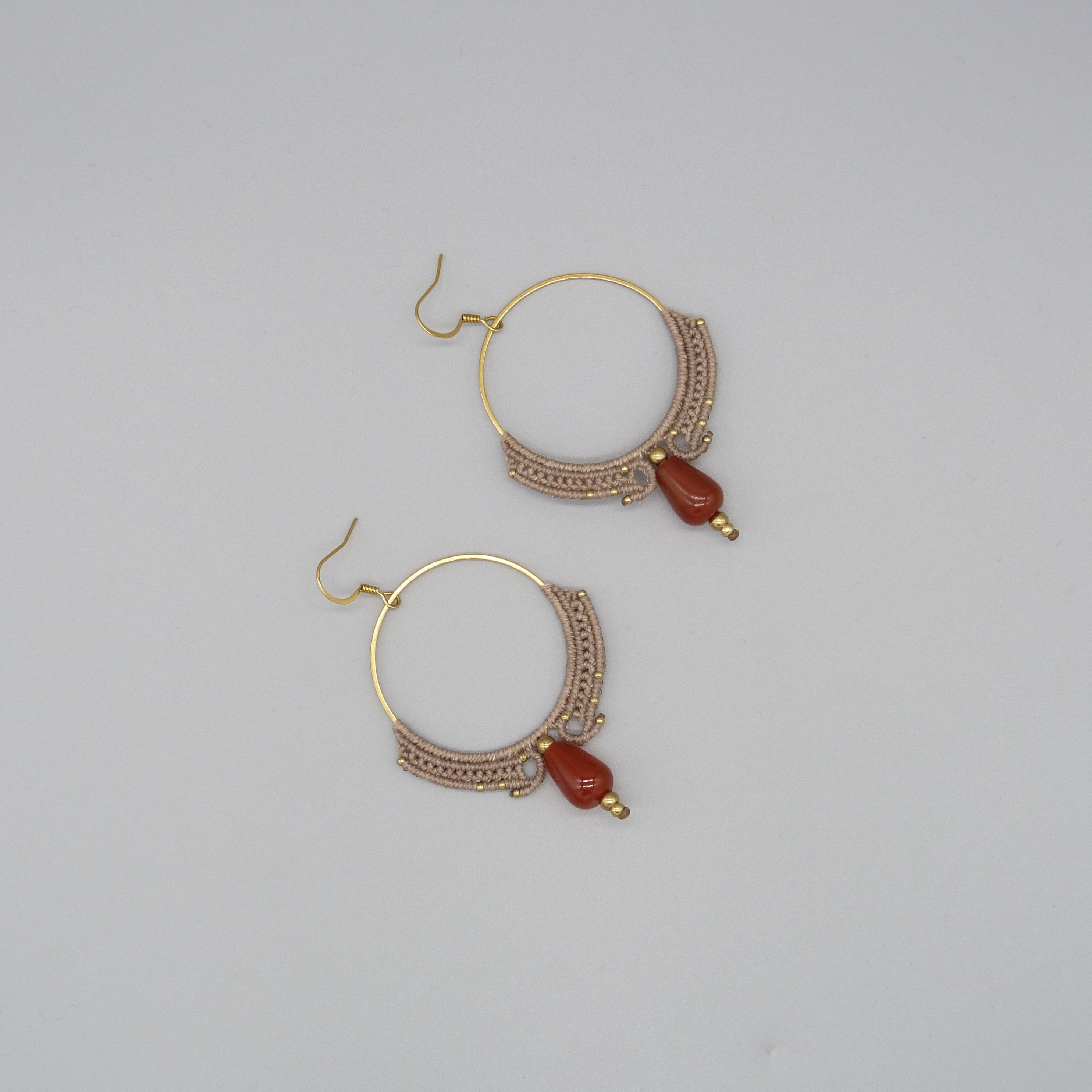 Paire de boucles d'oreilles créoles greige en micro-macramé avec une cornaline