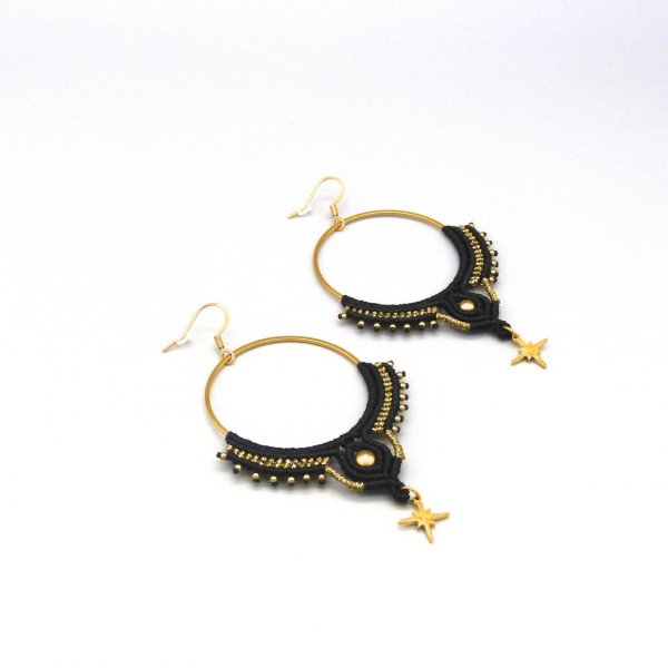 Paire de boucles d'oreilles cr&eacute;oles noires et dor&eacute;es en micro-macram&eacute;